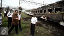 Menteri Perhubungan Budi Karya meninjau lokasi terbakarnya dua gerbong kereta Kerta Jaya kelas Ekonomi di dekat Stasiun Tanjung Priok, Jakarta, Kamis (25/8). (Liputan6.com/Faizal Fanani)