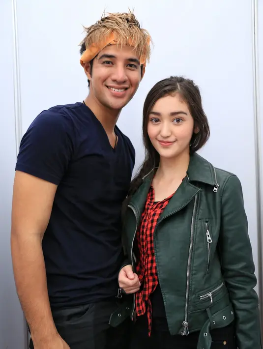 Demi mendapat cinta dari Vika, ia mengubah gaya dan penampilannya. Rambut gondrongnya berubah rapi, pendek dan dicat warna pirang. Jauh berbeda dari kesan sebelumnya yang dekil. (Adrian Putra/Bintang.com)