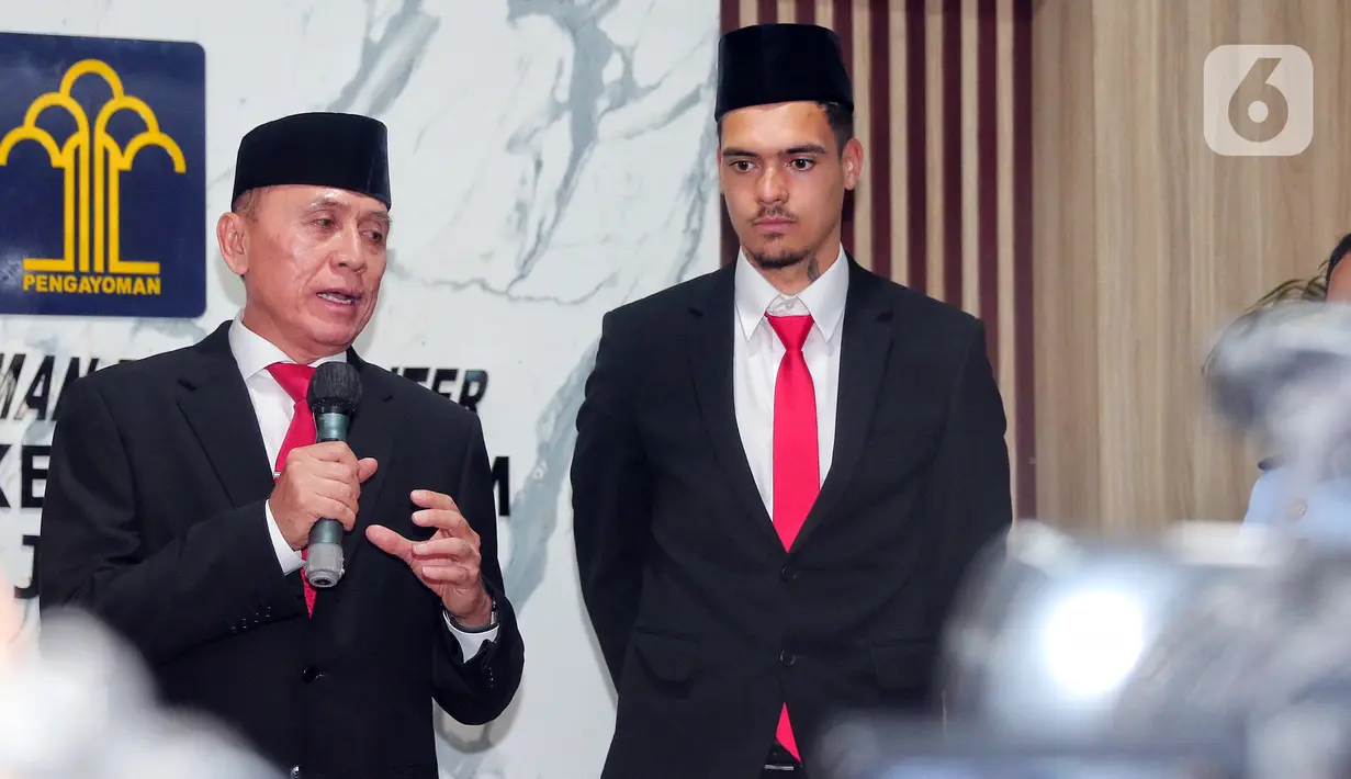 Ketua Umum PSSI Mochamad Iriawan (kiri) menyampaikan sambutan bersama pemain naturalisasi Shayne Pattynama usai melakukan sumpah menjadi Warga Negara Indonesia (WNI) di Kanwil Kemenkumham DKI Jakarta, Selasa (24/1/2023). Shayne Pattynama diproyeksikan untuk memperkuat Timnas Indonesia pada Piala Asia 2023 mendatang. (Liputan6.com/Angga Yuniar)