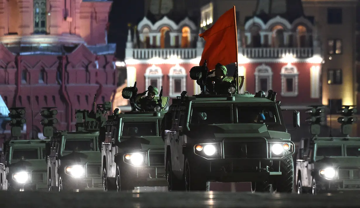 Kendaraan mobil infanteri Tigr (Tiger) Rusia saat latihan parade militer Hari Kemenangan di Moskow (3/5). Rusia akan merayakan ulang tahun ke-72 dari kemenangan atas Nazi Jerman di pada 9 Mei 1945. (AFP Photo/Vasily Maximov)