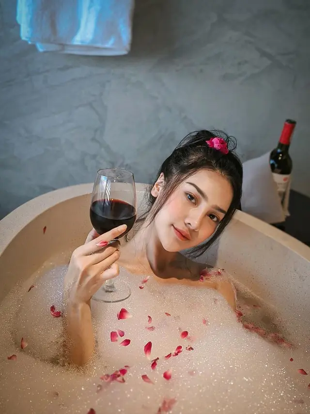 7 Momen Anya Geraldine Mandi Kembang Ini Curi Perhatian