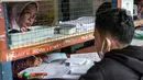 <p>Calon penumpang membeli tiket di loket Terminal Bayangan Lebak Bulus, Jakarta, Kamis (21/4/2022). Sebagian pemudik memilih pulang kampung lebih awal untuk menghindari puncak arus mudik yang diperkirakan dimulai pada H-5 dan H-3 Lebaran 2022. (Liputan.com/Faizal Fanani)</p>