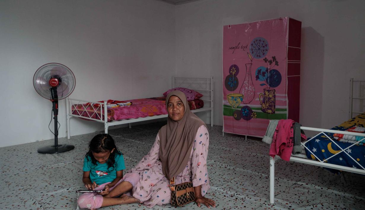 Penyerahan huntara merupakan bagian dari komitmen Danantara Indonesia untuk menghadirkan hunian sementara yang layak, aman, dan mendukung pemulihan layanan dasar bagi warga terdampak. Tampak dalam foto, warga duduk di dalam unit perumahan sementara yang dibangun oleh Danantara, Badan Pengelola Investasi (BPI) strategis Indonesia, setelah dievakuasi akibat banjir bandang, di Aceh Tamiang, provinsi Aceh, pada Kamis 8 Januari 2026. (ADITYA AJI/AFP)