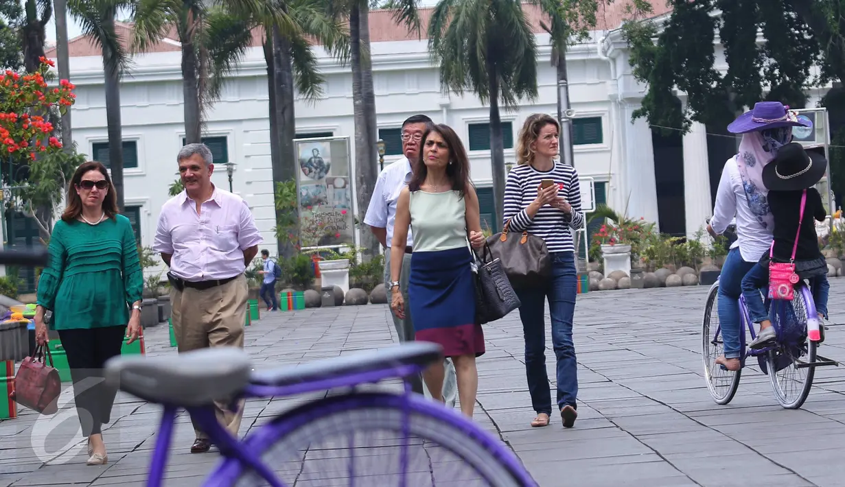 Sejumlah wisatawan asing mengunjungi Kota Tua, Jakarta, Kamis (6/10). Jumlah wisatawan asing yang berkunjung ke Indonesia naik sebesar 13,19 persen dibandingkan bulan yang sama di tahun 2015 atau year on year (yoy). (Liputan6.com/Angga Yuniar)
