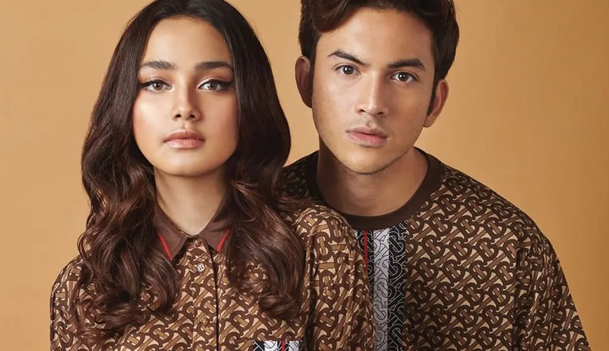 Syifa Hadju dan Rizky Nazar pernah lakukan pemotretan dengan baju couple. Pasangan seleb ini terlihat sangat serasi dengan baju seperti ini. Kekompakan ini banjir like dan komentar dari netizen. (Liputan6.com/IG/syifahadju)