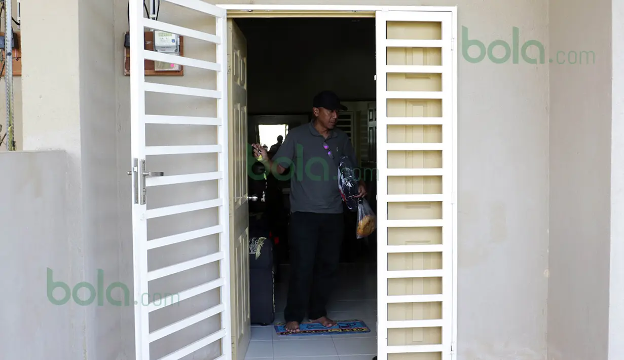 Inilah suasana rumah Rahmad Darmawan selama tinggal di Kuala Terengganu, Malaysia, yang merupakan fasilitas dari manajemen T-Team FC, Senin (25/1/2016). (Bola.com/Nicklas Hanoatubun)