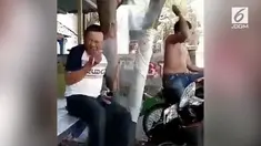Ketika dinyalakan dan dihisap, rokok petasan tersebut langsung meledak. Hal ini membuat si bapak terkejut bukan main.