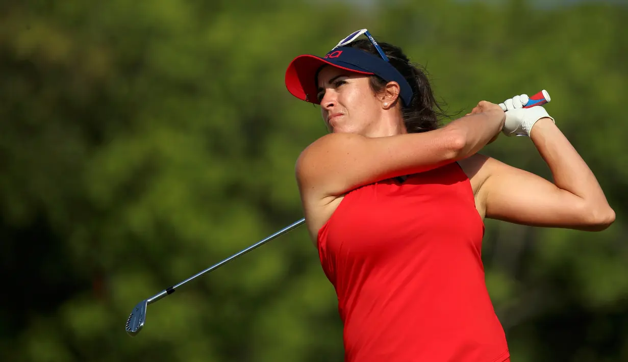 Pegolf asal Amerika Serikat, Gerina Pillar memukul bola saat bersaing pada kompetisi golf wanita putaran ketiga di Olimpiade 2016 di Olympic Golf Course, Rio de Janeiro, Brasil (19/8). (REUTERS/Andrew Boyers)