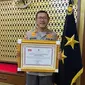 Kakorlantas Polri Irjen Pol Istiono menerima penghargaan dari Men PAN-RB atas realisasi Program ETLE Presisi. (Ist)