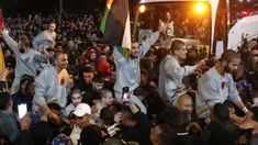 Kerumunan orang menyambut warga Palestina yang sebelumnya dipenjara oleh Israel saat tiba dalam konvoi Palang Merah ke Ramallah di Tepi Barat yang diduduki pada 30 Januari 2025. (Ahmad GHARABLI/AFP)