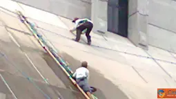Citizen6: Pekerja cleaning servis sedang membersihkan gedung tanpa menggunakan pengaman. (Pengirim: Dadiq)