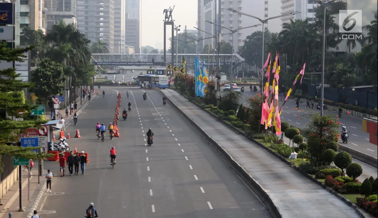 Aktivitas masyarakat di sekitar Bundaran HI, Jakarta, Minggu (17/6). Peniadaan Hari Bebas Kendaraan Bermotor (HBKB) atau Car Free Day (CFD) telah dilakukan sejak pekan lalu. (Liputan6.com/Arya Manggala)