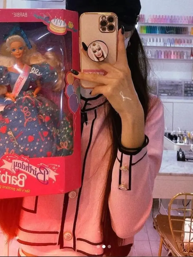 Cardigan Chanel palsu dikenakan Song Ji Ah/dok.  Instagram @dearzia