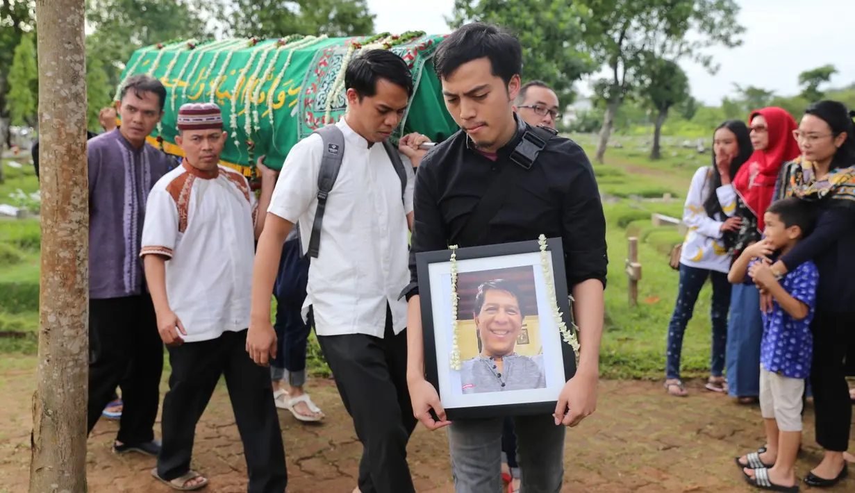 Di hari yang sama juga, sang ayah pun langsung dikebumikan pada sore harinya di Tempat Pemakaman Umum (TPU) Tanah Kusir, Jakarta Selatan. Terlihat Novita Angie, serta keluarga dan para sahabatnya hadir di pemakaman. (Daniel Kampua/Bintang.com)