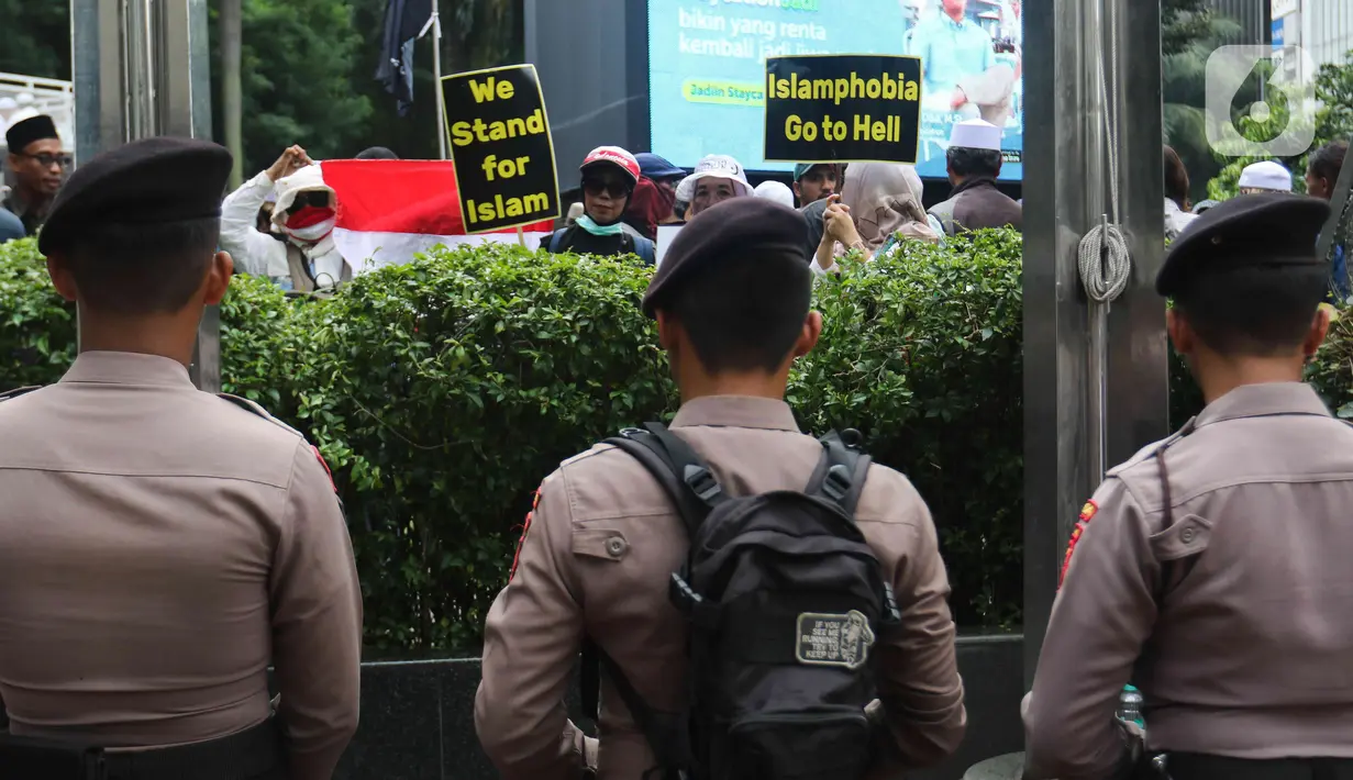 Aparat kepolisian dikerahkan mengamankan demonstrasi yang bertajuk 'Aksi Bela Alquran' di depan Kedutaan Besar (Kedubes) Swedia di Kuningan, Jakarta Selatan, Senin (30/1/2023). Pihak kepolisian menyiapkan puluhan aparat, hingga kawat berduri, dan mobil rantis di depan Kedubes Swedia. (Liputan6.com/Herman Zakharia)