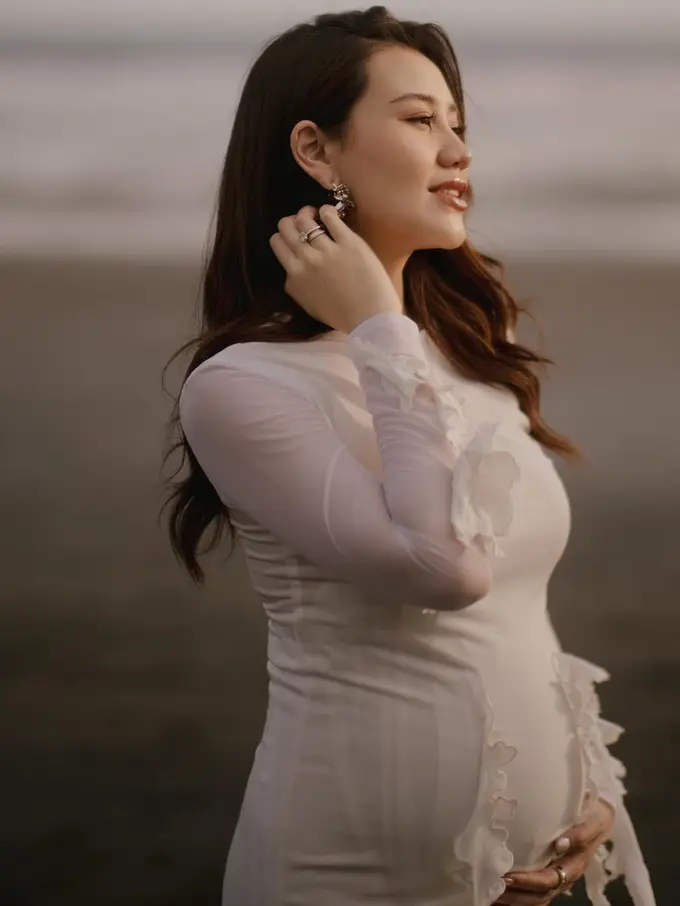 Rahasia Makeup Flawless Fresh Aaliyah Massaid saat Maternity Shoot