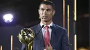 Striker Juventus, Cristiano Ronaldo, memberikan sambutan saat ajang Globe Soccer Award 2020 di Dubai, Minggu (27/12/2020). CR7 meraih penghargaan sebagai pemain terbaik abad ini setelah berhasil mengungguli Lionel Messi. (Fabio Ferrari/La Presse/AP)