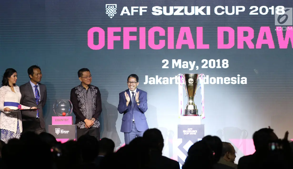 Plt Ketua Umum PSSI, Joko Driyono (kanan) saat undian fase grup Piala AFF 2018 di Jakarta, Rabu (2/5). Indonesia tergabung di Grup B bersama dengan juara bertahan Thailand. (Liputan6.com/Helmi Fithriansyah)