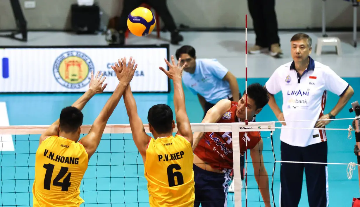 Pemain Timnas Voli Putra Indonesia, Dimas Saputra (kanan), melakukan smash kearah pemain Timnas Voli Putra Vietnam dalam pertandingan putaran kedua SEA V League 2023 yang berlangsung di Santa Rosa Sports Complex, Filipina, Jumat (28/07/2023). (Dok. avcvolley)