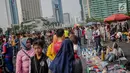 Warga dan pedagang kaki lima (PKL) memadati kawasan car free day (CFD), Bundaran HI, Jakarta, Minggu (4/8/2019). Banyaknya PKL yang berjualan tidak pada tempatnya membuat semrawut dan mengganggu aktivitas olahraga. (Liputan6.com/Faizal Fanani)