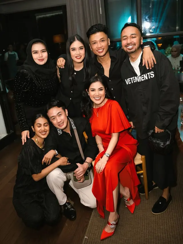 6 Detail Gaun Nindy Ayunda di Ultah Dito Mahendra, Memukau Pakai Dress Satin Merah