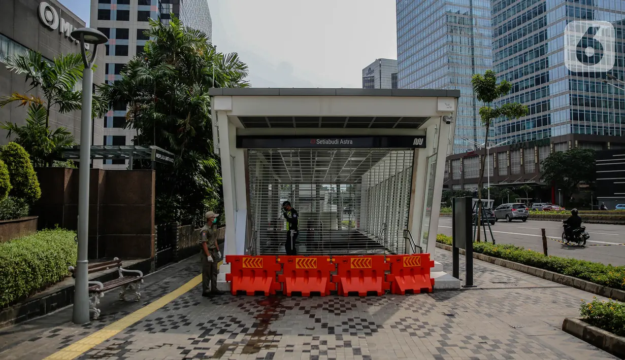 Petugas berjaga di pintu masuk Stasiun MRT Setiabudi yang tutup, Jakarta, Senin (27/4/2020). PT MRT Jakarta menutup dua stasiun MRT yang merupakan lanjutan dari penutupan lima stasiun sebelumnya guna mendukung penerapan Pembatasan Sosial Berskala Besar (PSBB) Jakarta. (Liputan6.com/Faizal Fanani)
