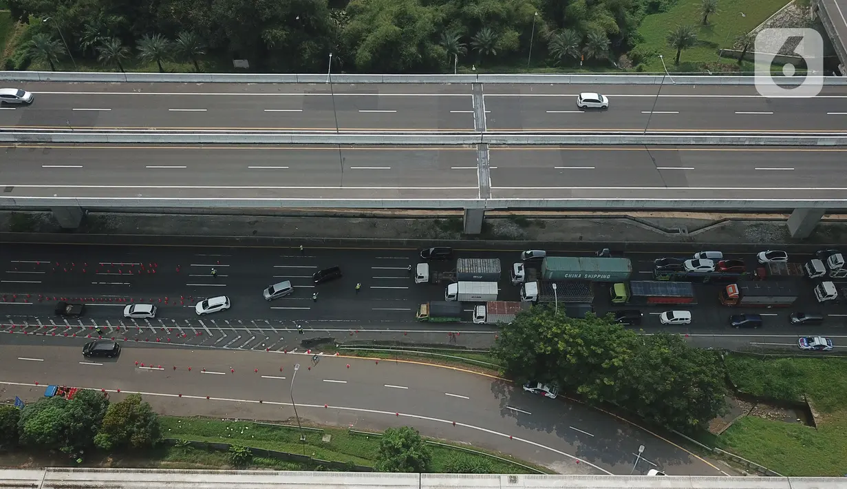 Foto aerial antrean kendaraan yang melintas di Km 34 B Tol Jakarta - Cikampek (Japek), Cikarang, Sabtu (22/5/2021). Polda Metro Jaya memprediksi puncak arus balik mudik Lebaran ke DKI Jakarta akan terjadi pada akhir pekan ini, 21-23 Mei 2021. (Liputan6.com/Herman Zakharia)