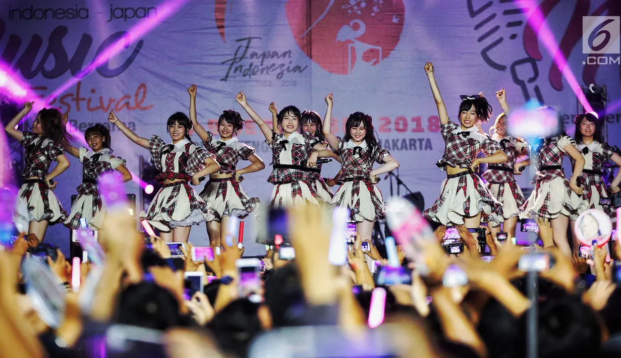 Penampilan vokal Grup asal Jepang AKB48 pada festival JAK-Japan Matsuri 2018 di kawasan Gelora Bung Karno, Jakarta, Sabtu (8/9). Dalam musik festival itu AKB48 menyanyikan sepuluh lagu diantaranya Heavy Rotation dan Aitakatta. (Liputan6.com/Faizal Fanani)