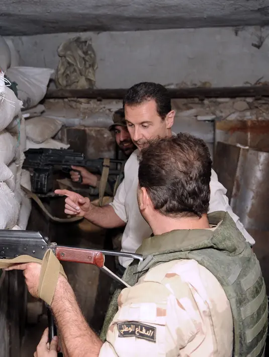 Presiden Suriah Bashar al-Assad Assad meninjau langsung tentara Suriah yang berada di garda terdepan bersama di Desa Marj al-Sultan, timur Ghouta, Damaskus, untuk melawan aksi terorisme, Suriah, Minggu (26/6).(REUTERS/Sana)