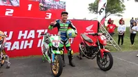 Riyan Pratama dari tim Alfattah Racing Team berhasil finis terdepan pada kelas HDC 3 (Sonic 150R/Supra GTR150 Standard Pemula - U16, dalam ajang Honda Dream Cup 2018 seri Medan, di Sirkuit Pancing, Minggu (5/8/2018). (Bola.com/Rizki Hidayat)