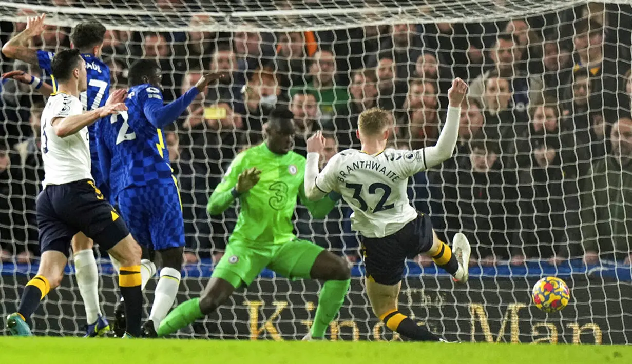 Pemain Everton Jarrad Branthwaite (kanan) mencetak gol gawang Chelsea pada pertandingan sepak bola Liga Inggris di Stadion Stamford Bridge, London, Inggris, 16 Desember 2021. Pertandingan berakhir imbang 1-1. (AP Photo/Alastair Grant)