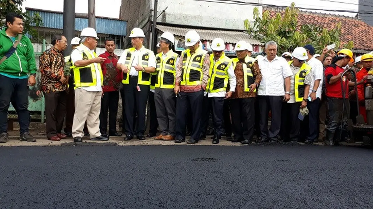 Kementerian Pekerjaan Umum dan Perumahan Rakyat (PUPR) menjadikan Jalan Sultan Agung di Bekasi, Jawa Barat sebagai lokasi kedua infrastruktur jalan yang memakai aspal bercampur limbah plastik. (Liputan6.com/Ilyas Istianur P)
