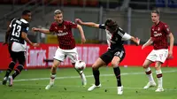 Gelandang AC Milan, Alexis Saelemaekers (kiri tengah) berebut bola dengan gelandang Juventus Adrien Rabiot dalam laga giornata 31 Serie A 2019-2020 di San Siro, Rabu (8/7/2020) dini hari WIB. AC Milan sukses kalahkan Juventus 4-2.  (AP Photo/Antonio Calanni)