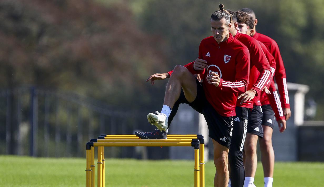 Pemain Timnas Wales, Gareth Bale, tampak serius mengikuti latihan jelang laga UEFA Nations League di Hensol, South Wales, Senin (31/8/2020). Wales akan berhadapan dengan Finlandia. (AFP/Geoff Caddick)