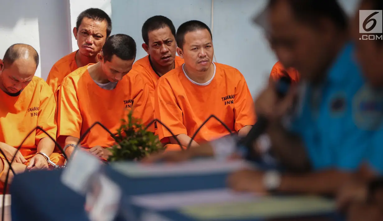 Tersangka dihadirkan saat rilis pemusnahan barang bukti sabu di Kantor BNN, Jakarta, Jumat (10/5/2019). Sabu yang dimusnahkaan merupakan sitaan dari enam kasus berbeda. (Liputan6.com/Faizal Fanani)