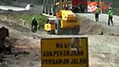 Akibat beban berat kendaraan yang melintas, jembatan darurat yang dipasang di lokasi longsor Jalinsum Kilometer 78 Desa Hatta, Lampung Selatan amblas. Arus lalu lintas pun terganggu dan menyebabkan kemacetan hingga 5 kilometer. 