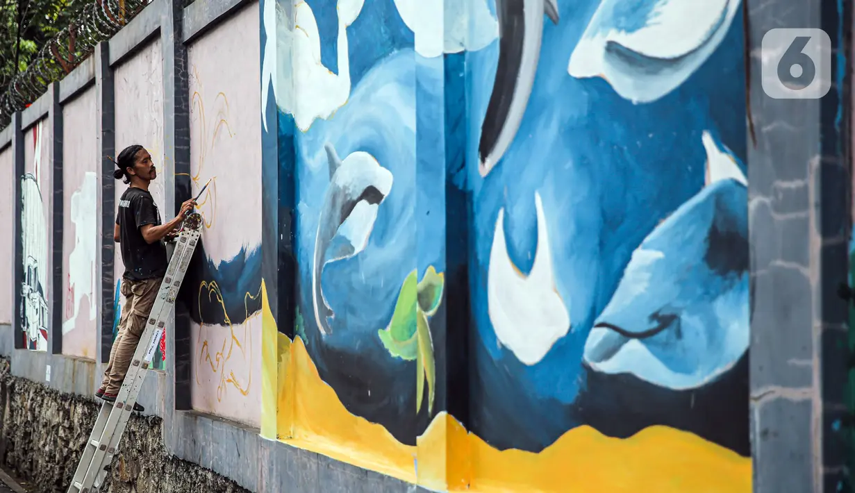 Seniman menyelesaikan pembuatan mural di kawasan Ragunan, Jakarta, Kamis (29/9/2022). Mural-mural tersebut menceritakan Jakarta sebagai Ibu Kota dengan berbagai latar belakang masyarakat yang mencintai alam. (Liputan6.com/Faizal Fanani)