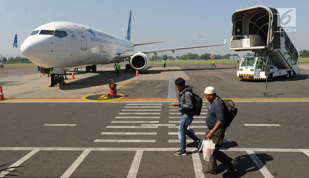 Penumpang berjalan usai turun dari pesawat di Bandara Adisutjipto, Yogyakarta, Minggu (6/5). Bandara Adisutjipto Yogyakarta mengalami pertumbuhan penumpang tertinggi ketiga dengan pertumbuhan 17,5 persen pada triwulan I 2018. (Merdeka.com/Arie Basuki)