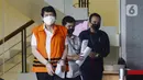 Eks Kepala Dinas Pengelolaan Keuangan dan Aset Daerah Kota Bandung Herry Nurhayat usai menjalani pemeriksaan di Gedung KPK, Jakarta, Kamis (23/4/2020). Herry diperiksa sebagai tersangka untuk melengkapi berkas kasus dugaan korupsi pengadaan RTH di Pemkot Bandung pada 2012. (merdeka.com/Dwi Narwoko)