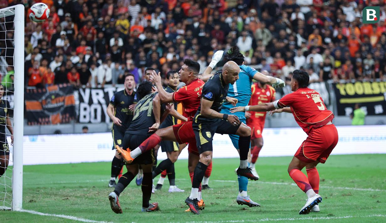 Kemelut para pemain Persija Jakarta di depan gawang Borneo FC saat laga lanjutan BRI Super League 2025/2026 di Jakarta International Stadium (JIS), Jakarta Utara, Selasa (03/03/2026). (Bola.com/M Iqbal Ichsan)