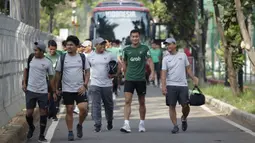 Pemain Timnas Indonesia, Hansamu Yama, bersiap mengikuti latihan di Lapangan ABC Senayan, Jakarta, Selasa (20/11). Latihan ini persiapan jelang laga Piala AFF 2018 melawan Filipina. (Bola.com/Vitalis Yogi Trisna)