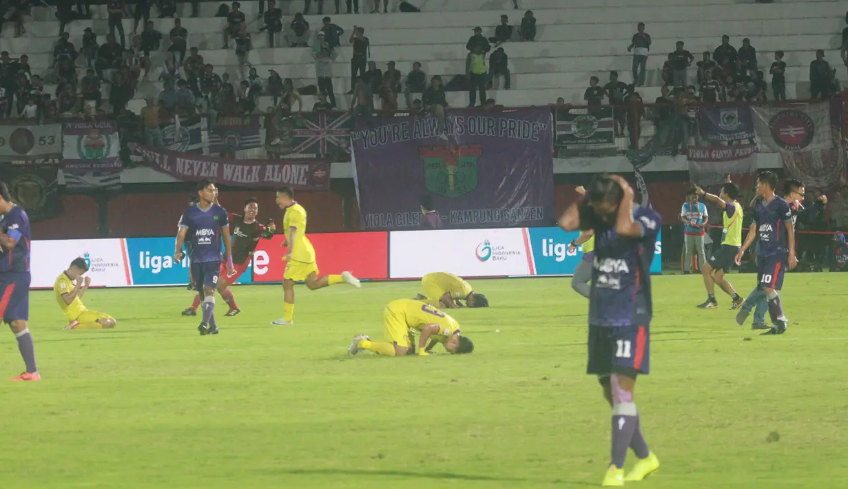 Para pemain Persik Kediri merayakan gelar juara Liga 2 2019 setelah mengalahkan Persita Tangerang pada laga final di Stadion Kapten I Wayan Dipta, Bali, Senin (25/11), Persik menang 3-2 atas Persita. (Bola.com/Gatot Susetyo)