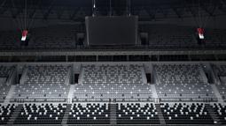 Layar raksasa dan deretan bangku tribun yang dilihat dari Royal Box Indonesia Arena, Senayan, Jakarta, Selasa (25/07/2023). Indonesia Arena akan menjadi salah satu venue perhelatan akbar Piala Dunia Basket 2023 yang akan berlangsung 25 Agustus 2023 mendatang. (Bola.com/Bagaskara Lazuardi)