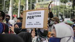 Para orang tua siswa menggelar aksi didepan gedung Balaikota, Jakarta, Selasa (23/6/2020). Mereka menuntut Gubernur DKI Jakarta Anies Baswedan menghapus prioritas usia dalam aturan Penerimaan Peserta Didik Baru (PPDB) DKI Jakarta. (Liputan6.com/Faizal Fanani)