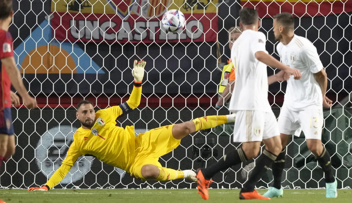 <p>Italia kembali unggul pada menit 21 lewat gol Davide Frattesi. Namun, wasit menganulirnya karena gelandang Sassuolo itu sudah lebih dahulu berdiri dalam posisi offside. Skor 1-1 bertahan hingga laga memasuki jeda turun minum. (AP Photo/Peter Dejong)</p>
