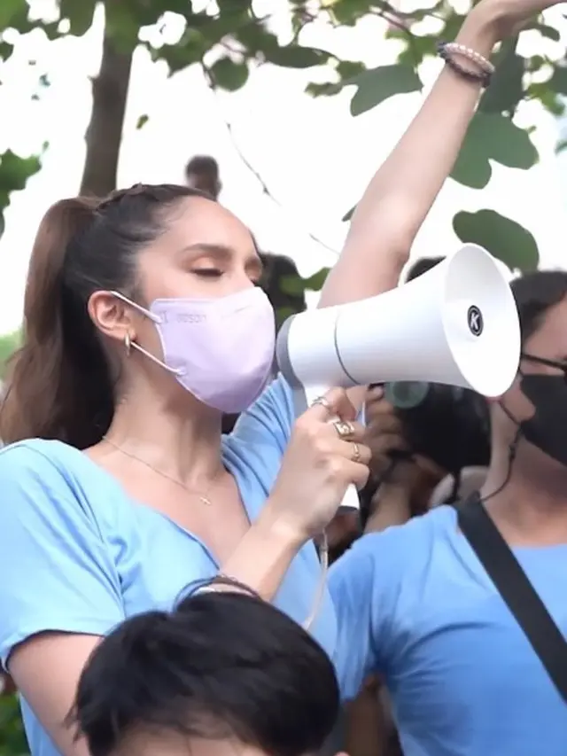 Tuai Pujian, Ini 6 Momen Cinta Laura Pungut Sampah di Citayam Fashion Week