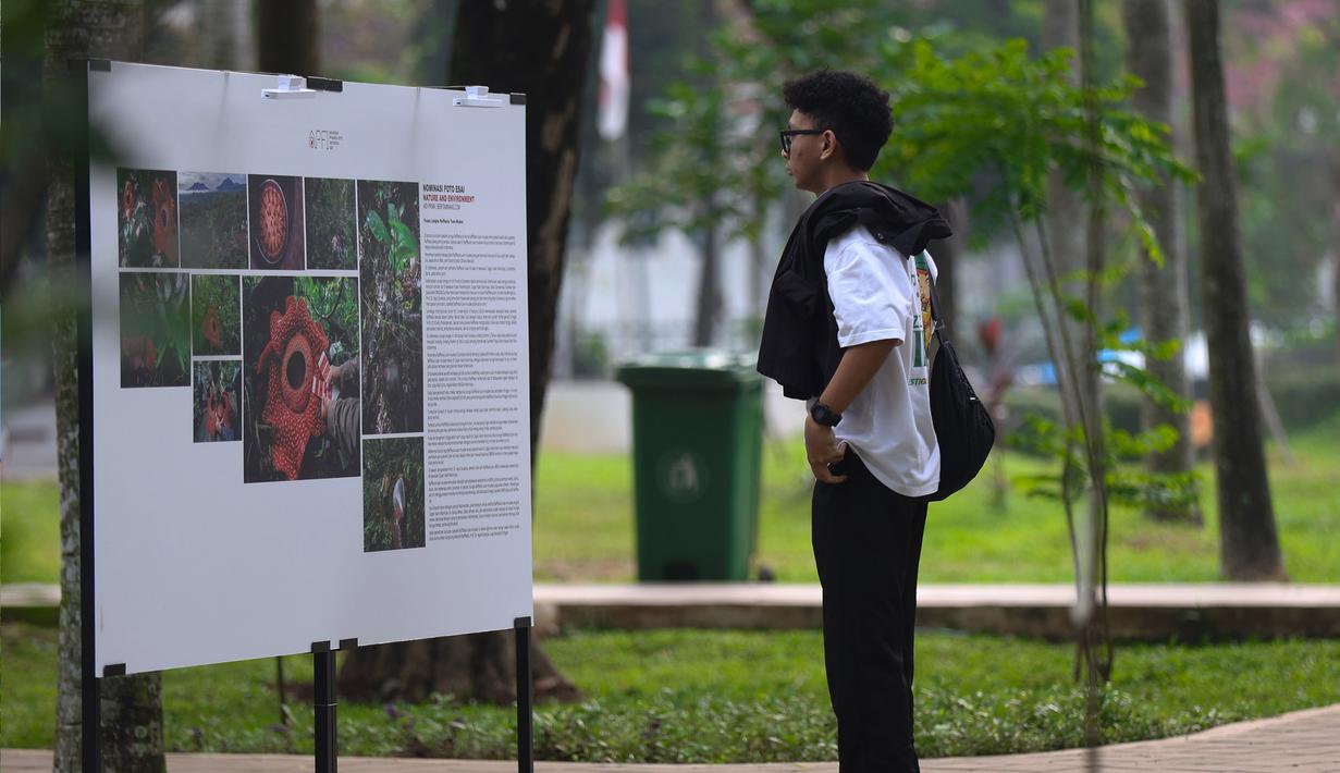 Berbagai karya foto jurnalistik yang ditampilkan merekam beragam peristiwa penting, mulai dari isu sosial, kemanusiaan, lingkungan hingga dinamika kehidupan masyarakat. Tampak dalam foto, pengunjung melihat foto-foto pemenang ajang Anugerah Pewarta Foto Indonesia 2026 di halaman Auditorium Sekretariat Daerah Kabupaten Bogor, Jawa Barat, Jumat (8/5/2026). (Kapanlagi.com/Budy Santoso)