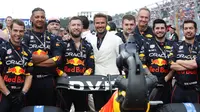 David Beckham berfoto bersama tim Red Bull saat menghadiri balapan Formula 1 Miami Grand Prix di sirkuit Miami International Autodrome, Miami, Florida, 8 Mei 2022. (AFP/Mark Thompson).