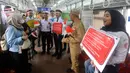 Dalam peringatan tersebut, petugas dan pekerja KRL Commuterline membacakan sekaligus mensosialisasikan kembali makna ikrar Sumpah Pemuda. (merdeka.com/Arie Basuki)