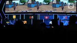 Peserta mengikuti turnamen games saat ajang Dunia Games Con (DG Con) 2022 di kawasan Gelora Bung Karno, Jakarta, Sabtu (29/10/2022). Selain itu rangkaian kegiatan dikemas dalam konsep hiburan yang atraktif, seperti cosplay competition, celebrity fun match hingga penampilan musik dari artis dan band ternama. (Liputan6.com/Herman Zakharia)